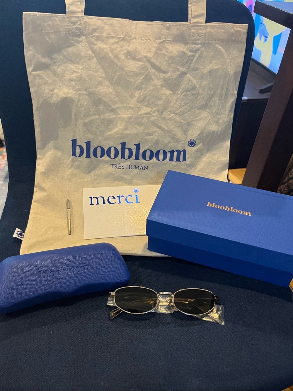 Bloobloom Clear Frame Sunglasses with tote bag